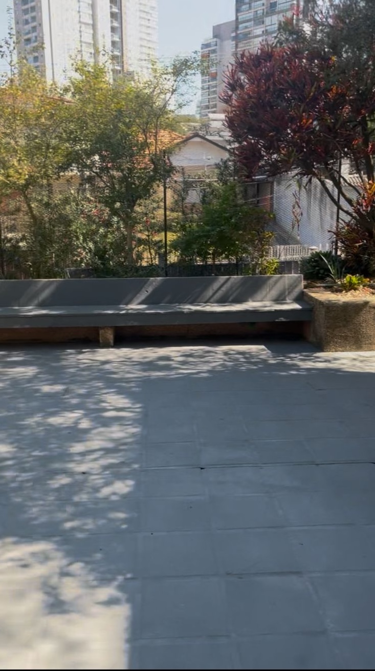 Jardim e área externa de espera